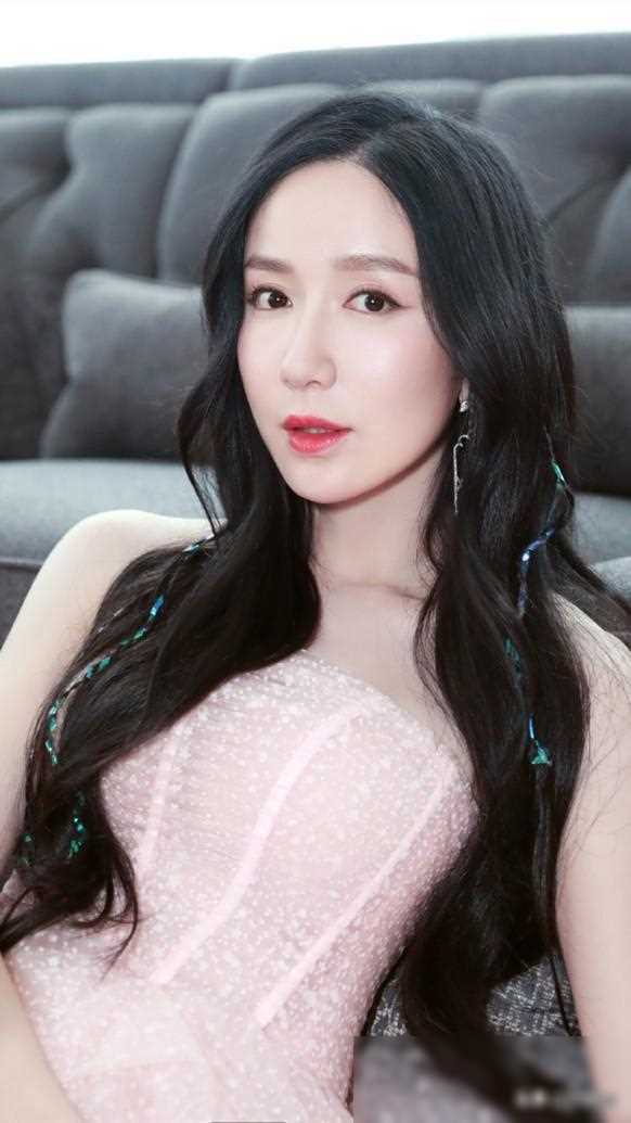 娄艺潇全程不穿裤辣眼毁经典网友表示还是去干直播吧