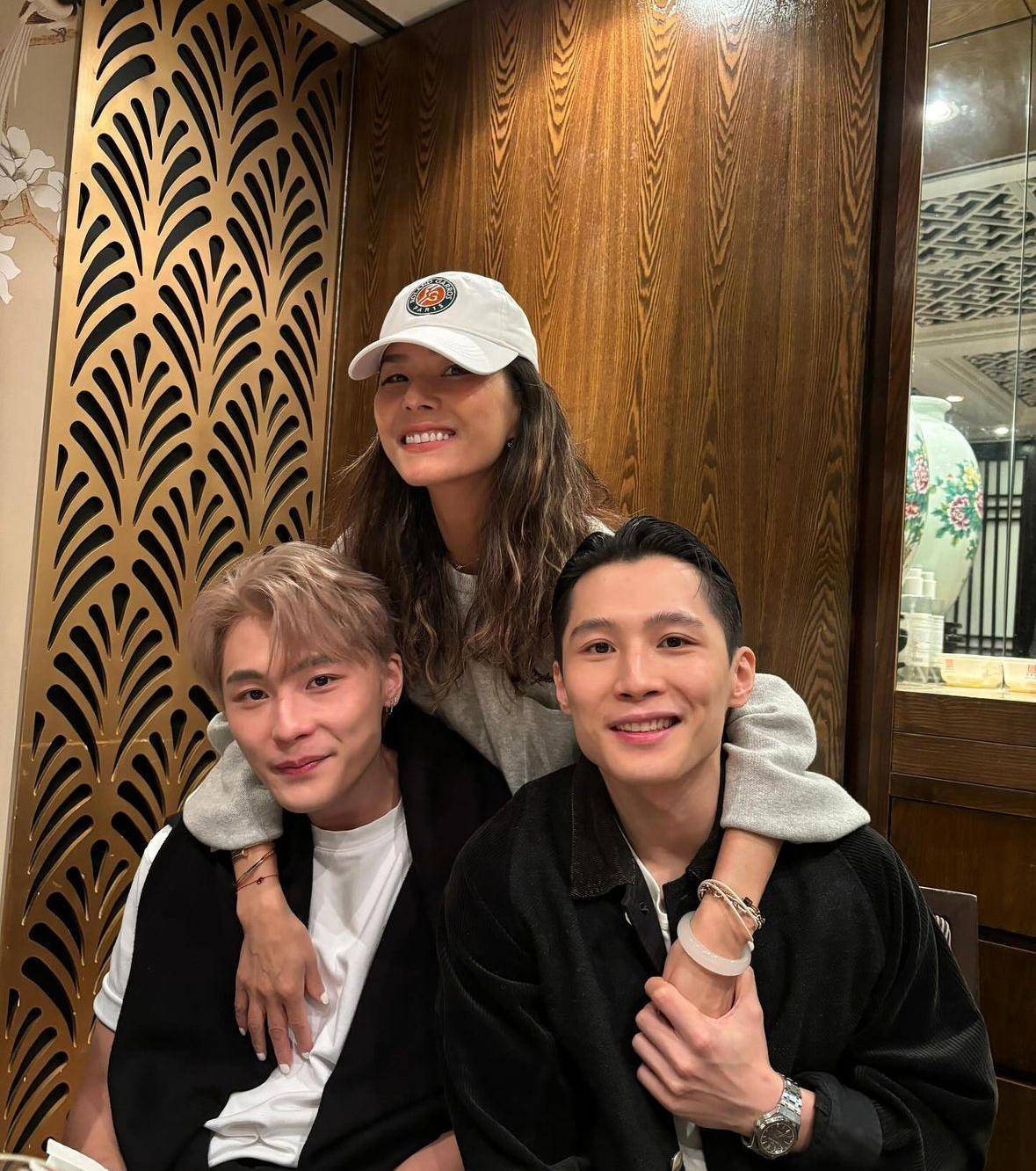 汤镇业前妻为孪生子庆生,母子仨合照像姐弟,汤镇业也回香港庆祝_姜坤