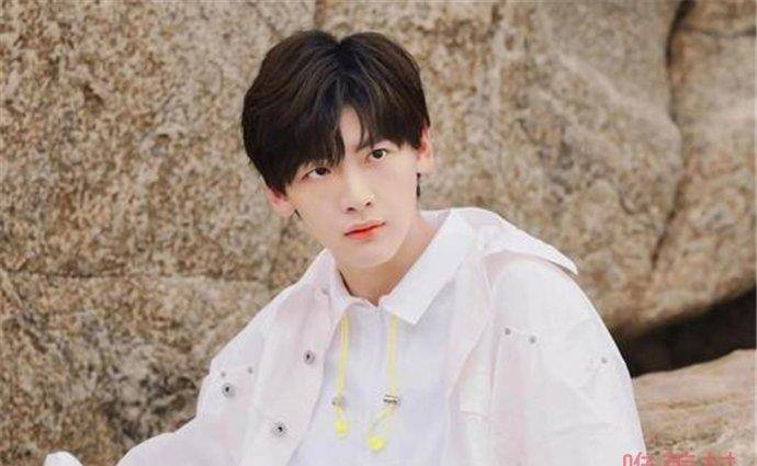 原创r1se翟潇闻私联站姐微信语音给站姐唱歌引发粉丝众怒