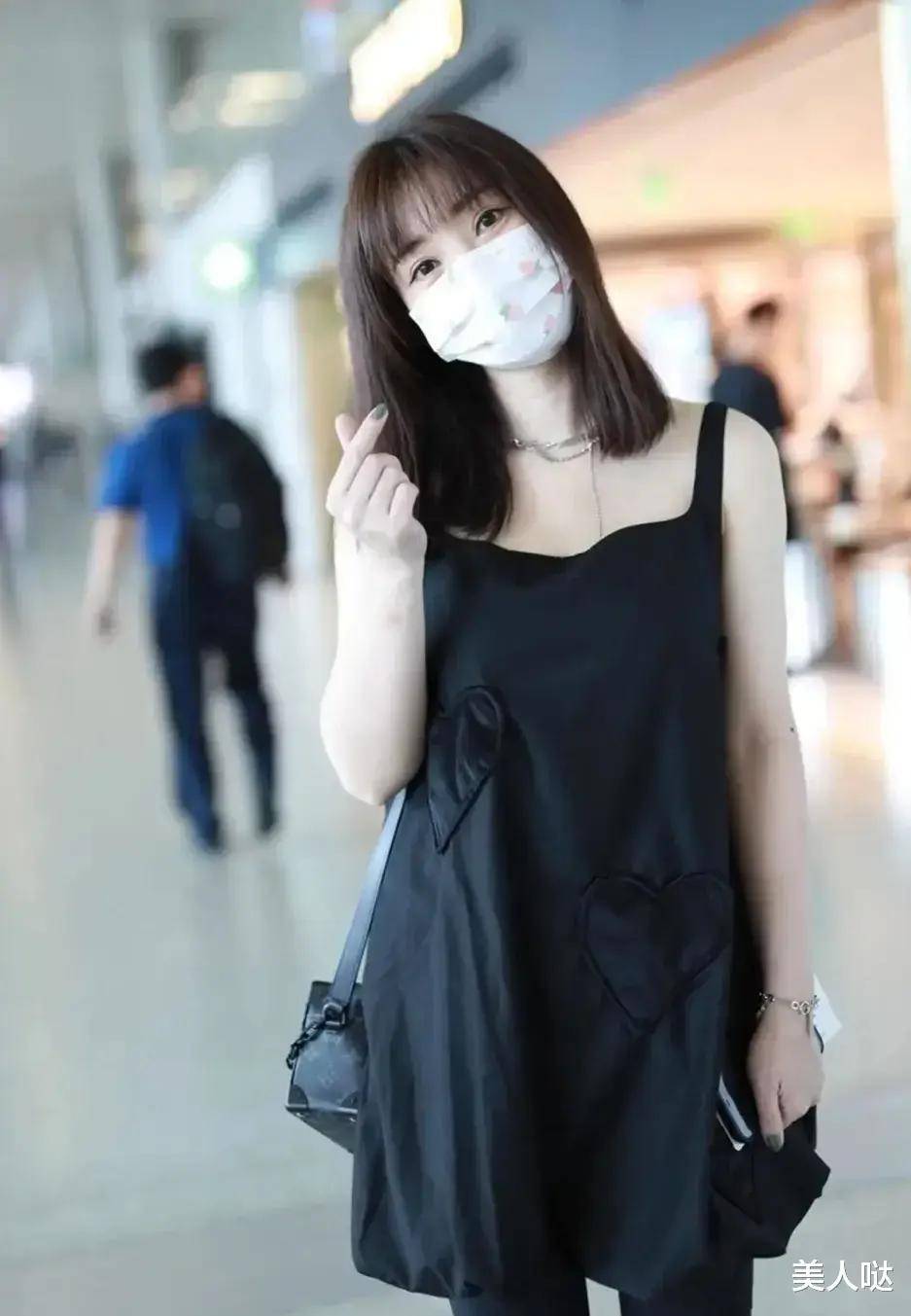 银色项链与手链提升了造型的精致度,清新的抹茶绿指甲与草莓印花口罩