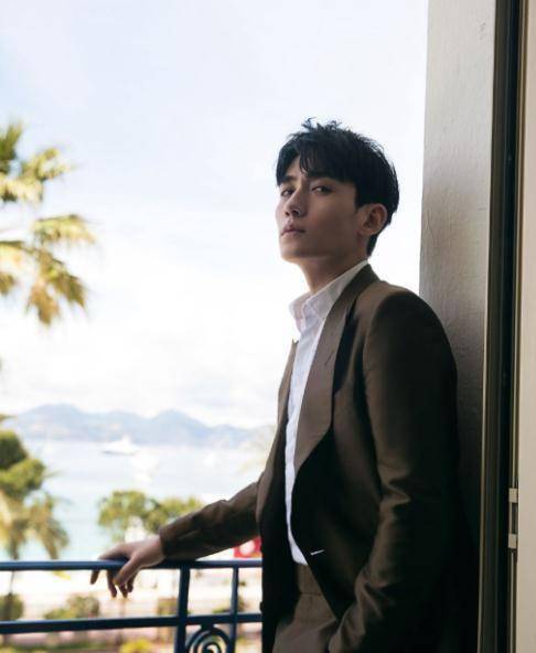 港风style,朱一龙帅成理想型,粉丝:把衣服给我扣上!__