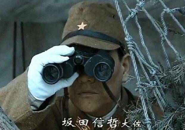 我们可以从电视机上注意到一个细节:楚云飞站在楼顶,用望远镜就可以