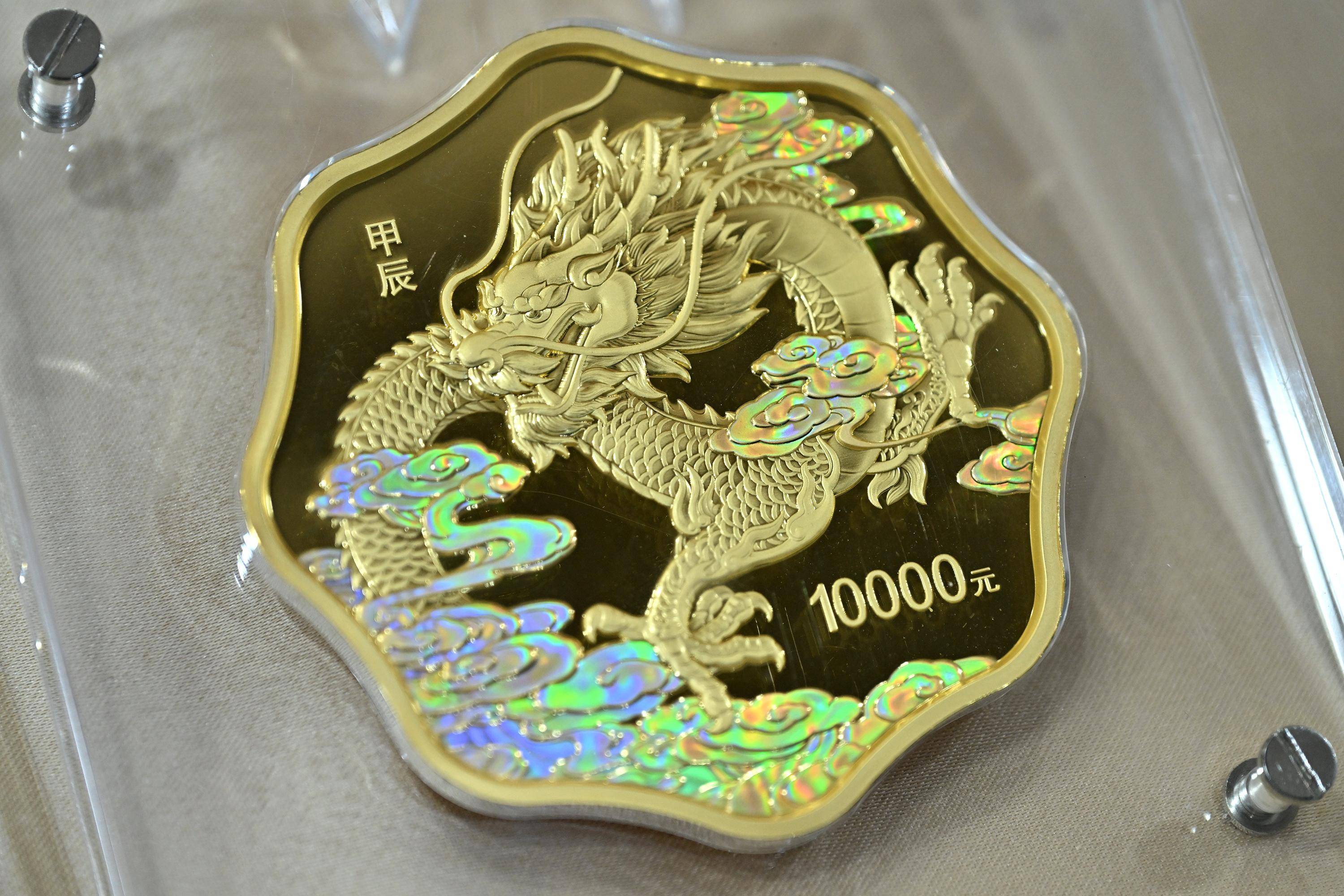 4月份的重头戏依旧是龙钞,龙币的二次预约,这种贵金属纪念币的发行说