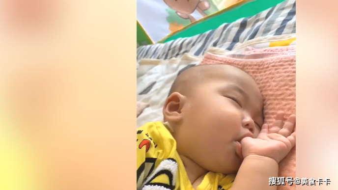 宝宝睡觉手指含在嘴里，手一拿开就小脾气_大拇指_父母_妈妈。