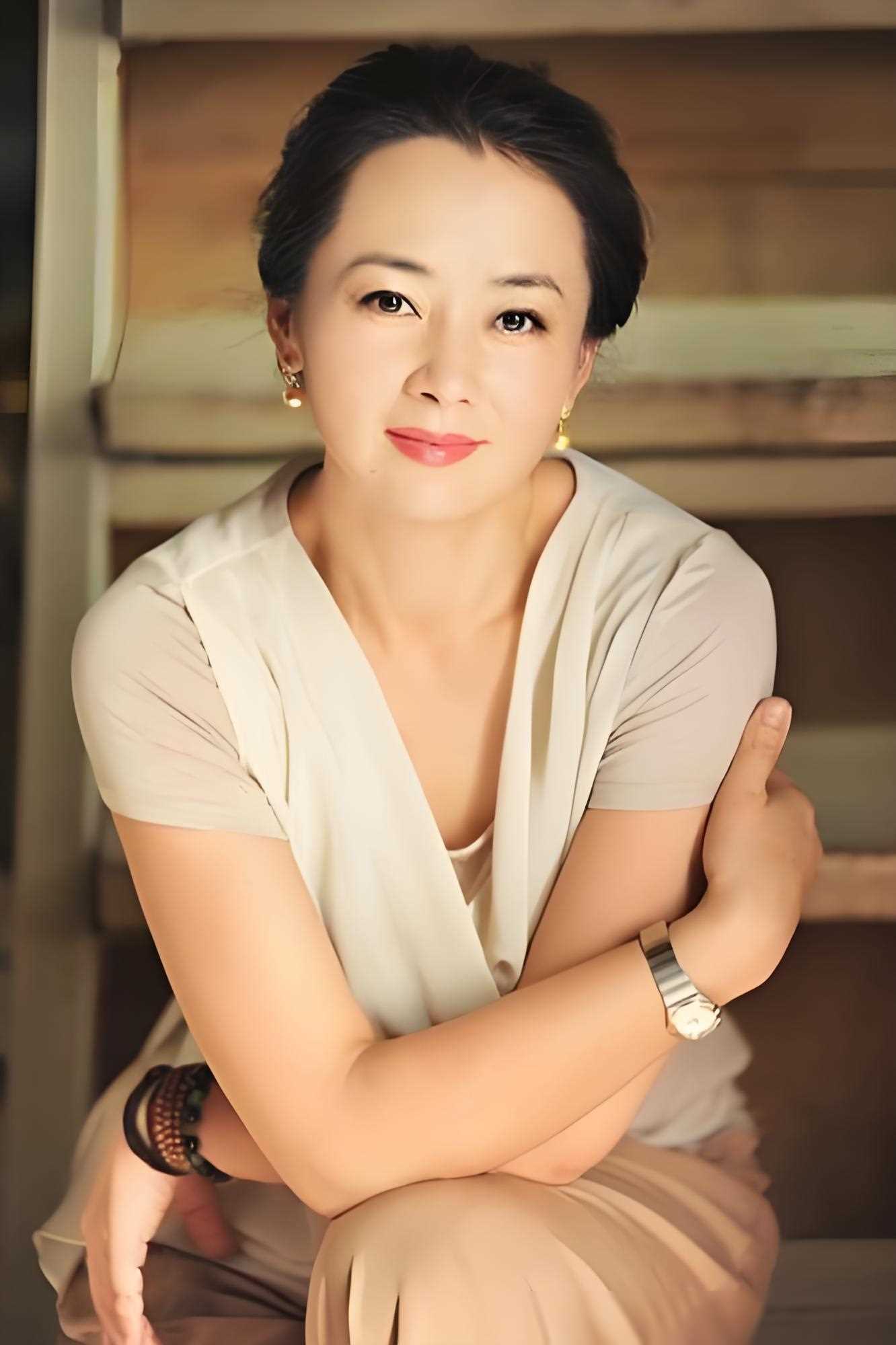 她是零绯闻女演员,丈夫弃演成富商的低调佳人_陈依莎_事业_演艺