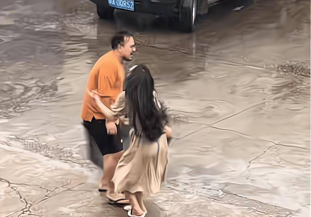 原创广州男子摔门而出妻子被推倒在地目击者她跟男同事聊过头了