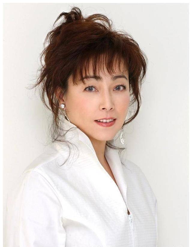 国外天皇没有追到的女明星,一生未婚被爆料在医院照顾大22岁情人_柏原