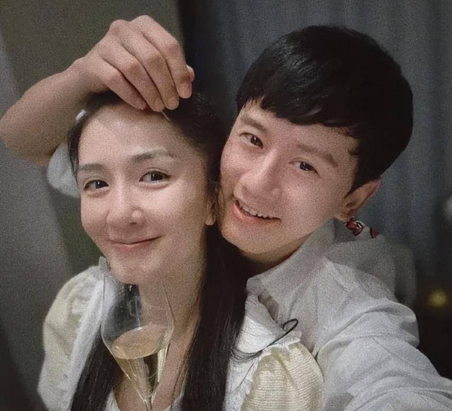 张杰谢娜带仨娃游迪士尼十指紧扣如热恋情侣3个保姆很抢镜