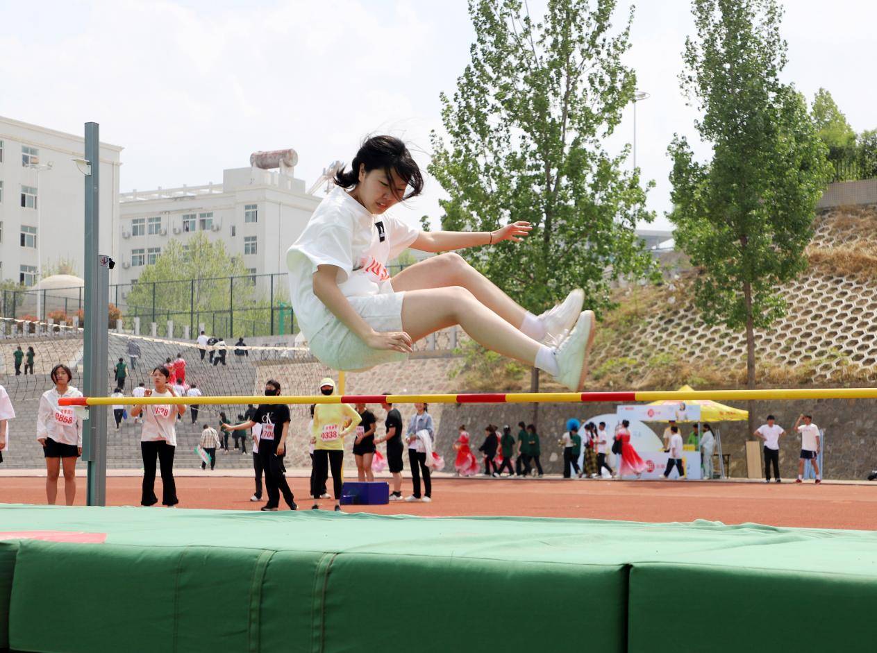 郑州澍青医学高等专科学校举办第二十届田径运动会