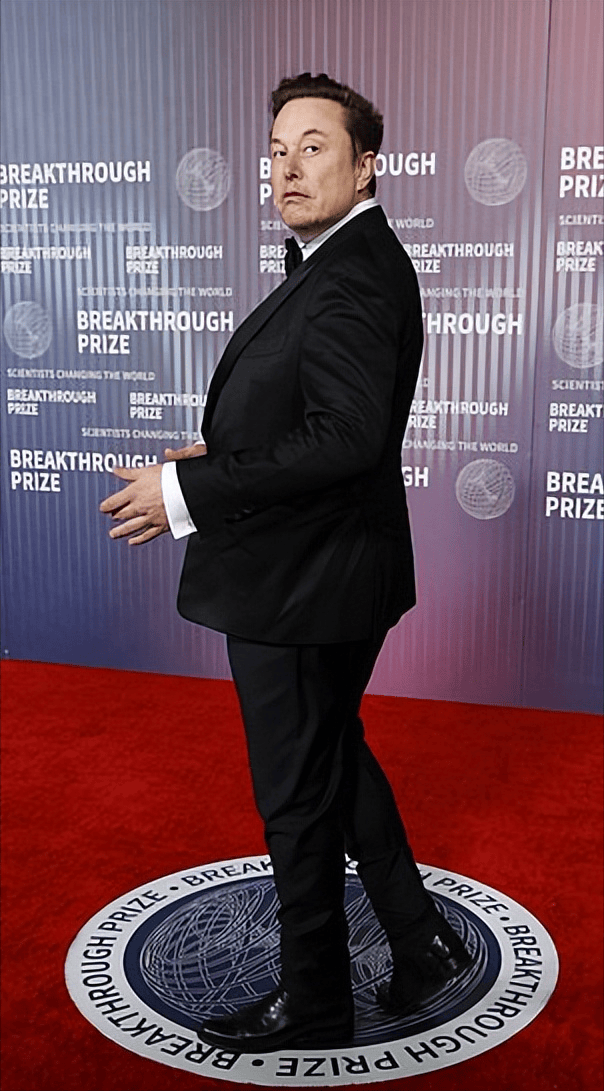 比尔盖茨带着61岁女友走红毯女友穿羽毛黑裙真嫩马斯克也来了