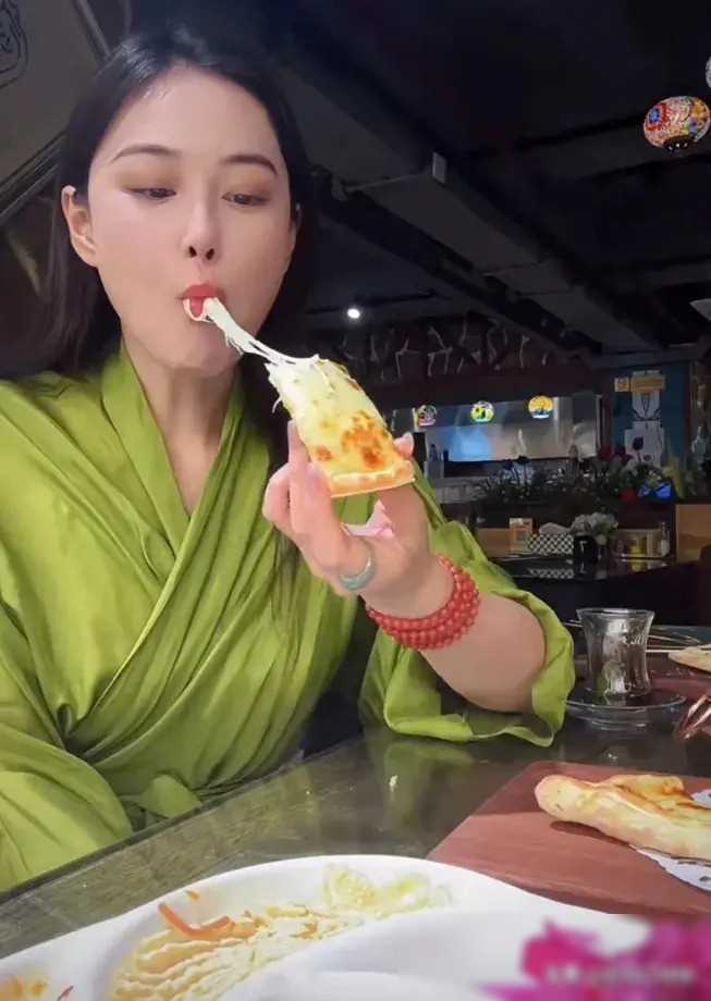 张馨予疑似孕相大增食欲大增何教官吃不完打包的时尚装扮