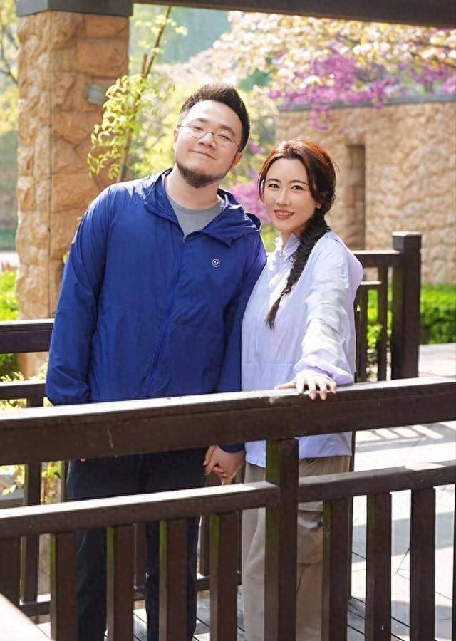 原创巴图一家四口外出春游6岁长子太像爸爸王博古抱2岁幼子超温柔