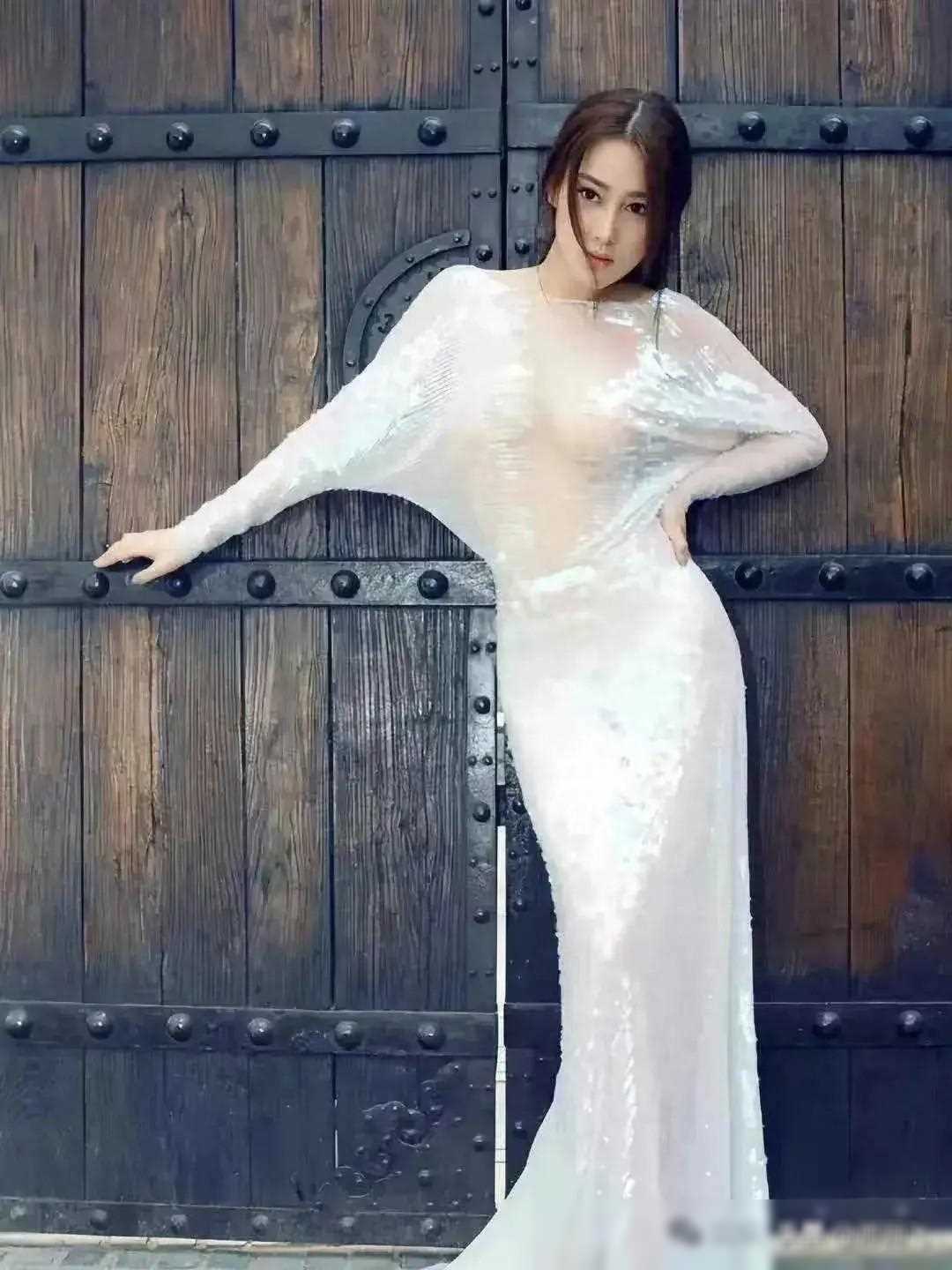 早期张馨予美貌惊艳,犹如人间水蜜桃,让人心动不已