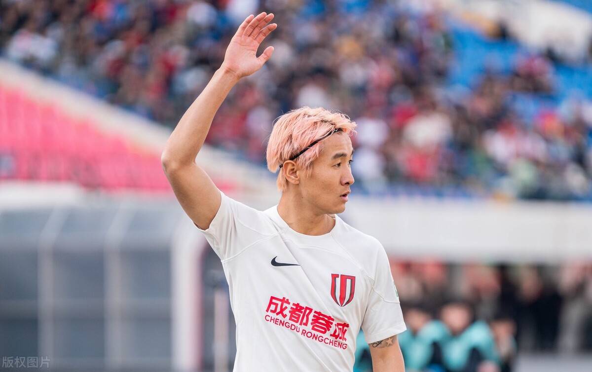 原创6轮过后才明白韦世豪为什么要染一头粉色头发球迷支持
