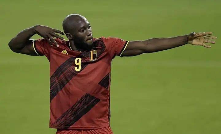 看来已经在为自己加盟沙特联赛铺路,在沙特卢卡库的年薪可能会数倍于