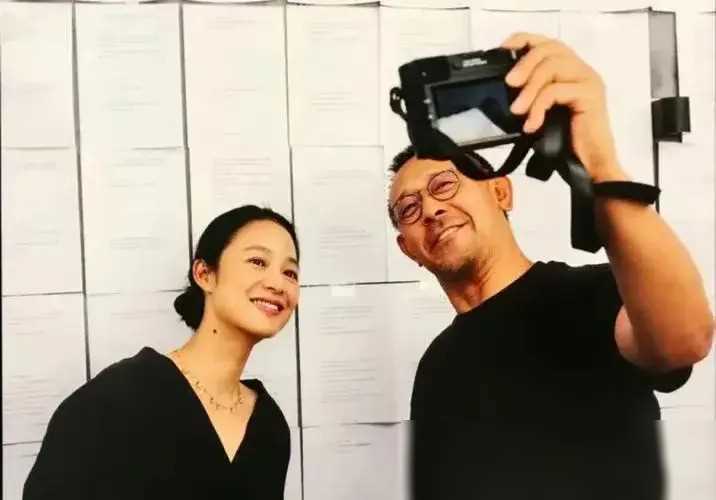 这一家人的基因强大,姜文与前妻桑德林的女儿姜一郎是位混血儿,姜文常