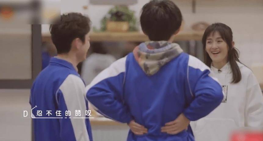 何炅没有忘记约定,帮易烊千玺达成心愿_校服_穿着_同学