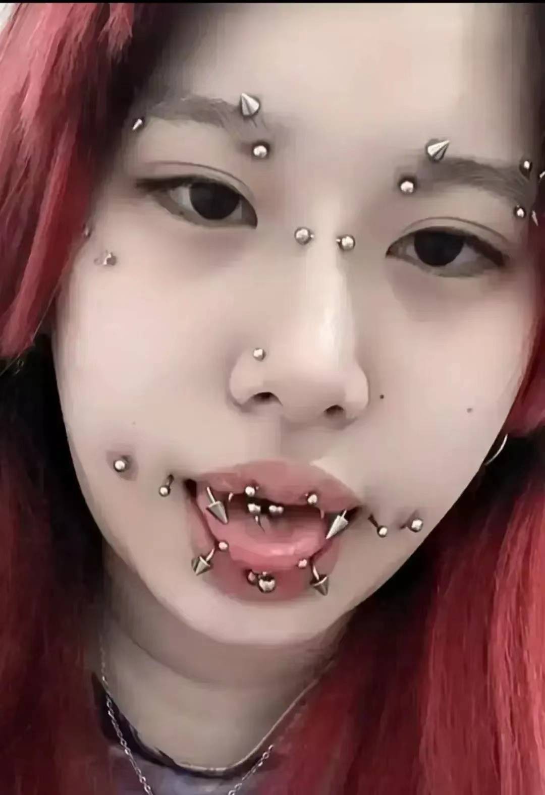 女孩花费8万,在脸上钉满钢钉遭嘲笑,女孩:这是时尚造型,懂吗