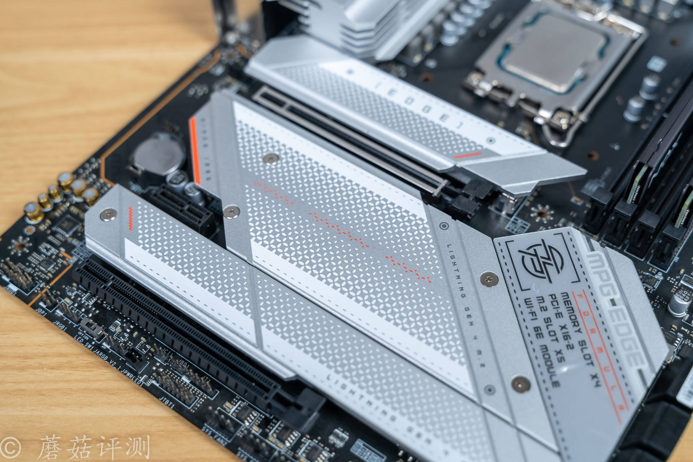 ▼微星这块主板有5个m2插槽,最上面一个m2插槽的金属盖板还支持快拆
