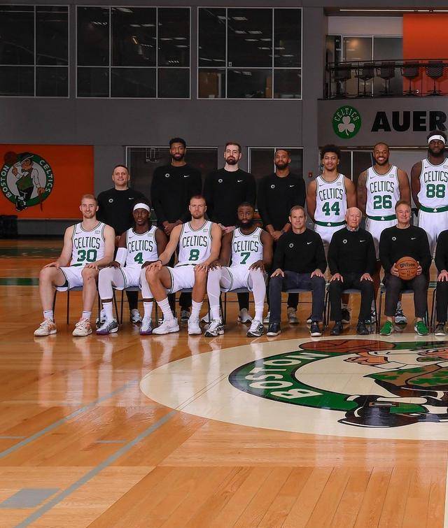 凯尔特人队全体合影曝光!皮尔斯惊喜亮相,球队备战第18冠冲刺