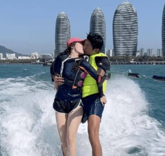 原创杜江霍思燕冲浪吻登热搜当嗯哼发妈妈脾气杜江反应获网激赞