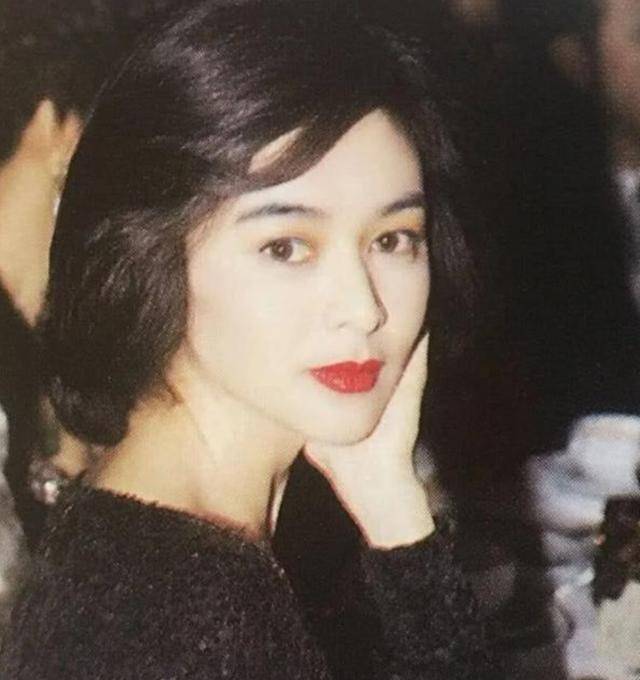 关之琳就是这样一个女明星,很多富豪倾倒在她的石榴裙下,张学友演唱会