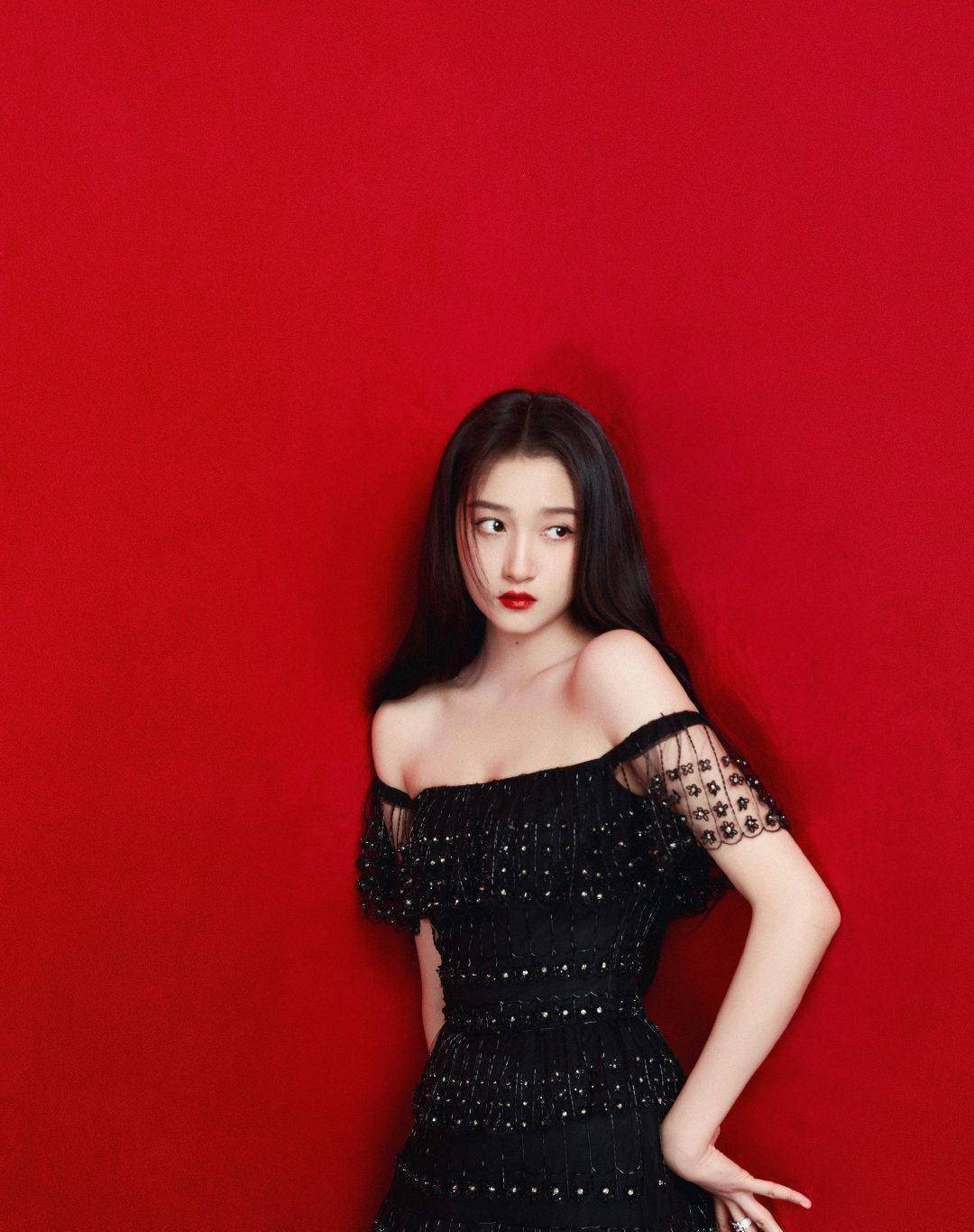 关晓彤霸气亮相电影节,穿黑裙化身暗黑公主,冷艳魔女氛围十足