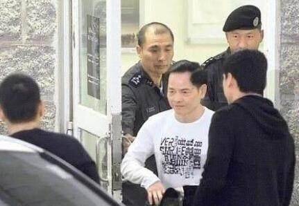 此时已经是澳门赌界新教父的水房赖出了比崩牙驹时期高10倍的待遇将他