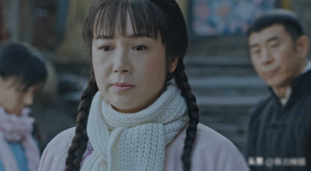 原创中年女演员装嫩引争议赘肉外凸满脸褶子引网友热议