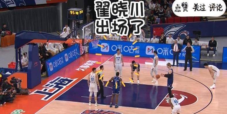 自相残杀?翟小川替补出场74秒就被扔进冷场,替补席上愤怒的水瓶引发争