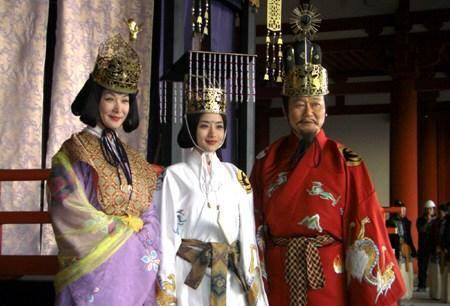 重昏迷多日,醒来见一英俊和尚,说:我不睡不吃为你祈祷_道镜_天皇_孝谦
