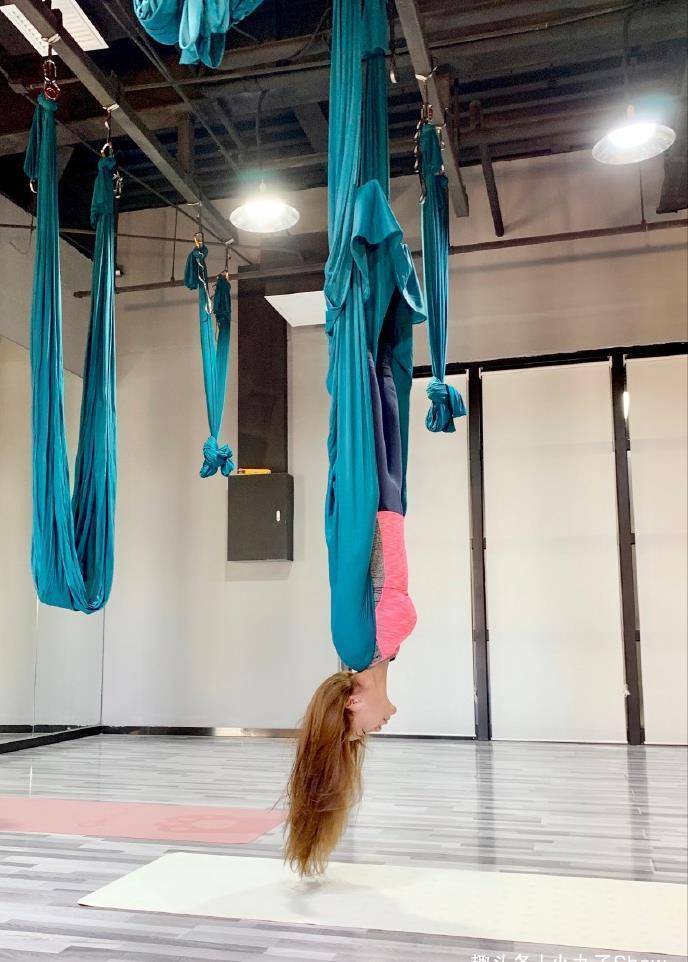 47岁朱迅真放得开空中瑜伽大秀魔鬼身材电线腿美得太出众