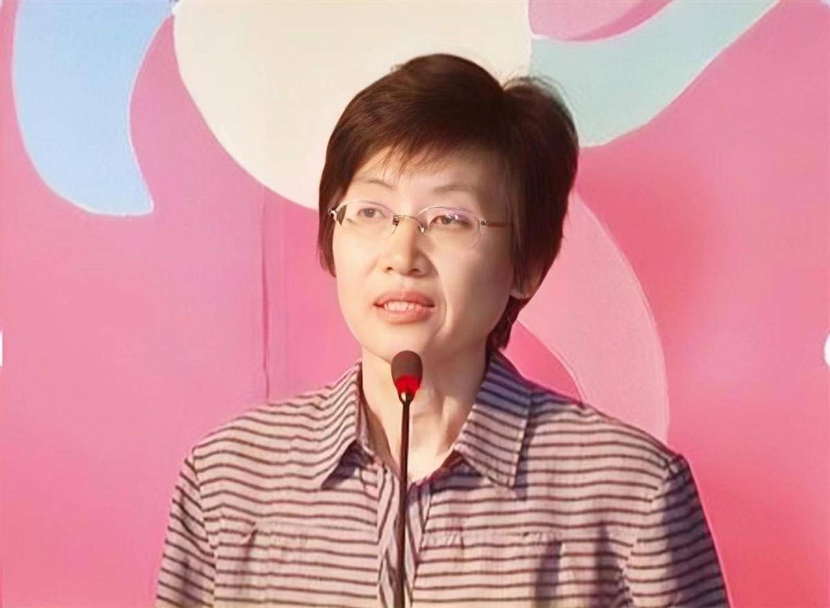 他是最干净的男演员,结婚46年零绯闻,为妻子息影12年,61岁走红_冯恩