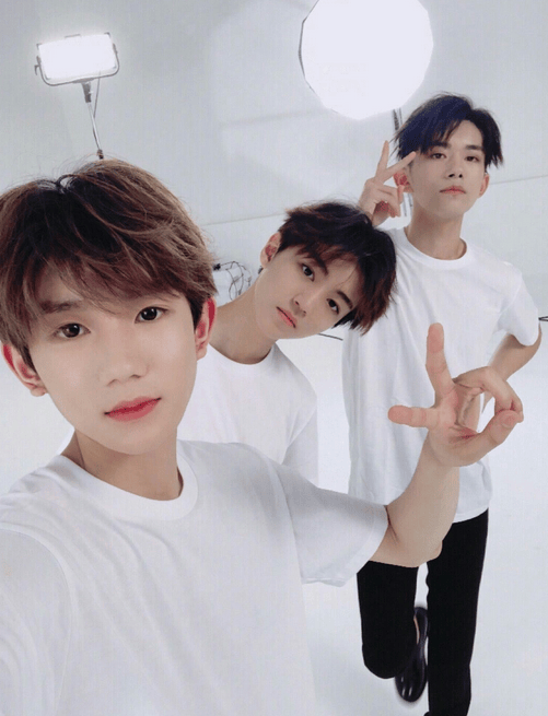 tfboys,中国内地流行乐男子演唱组合,由王俊凯,王源,易烊千玺三名成员