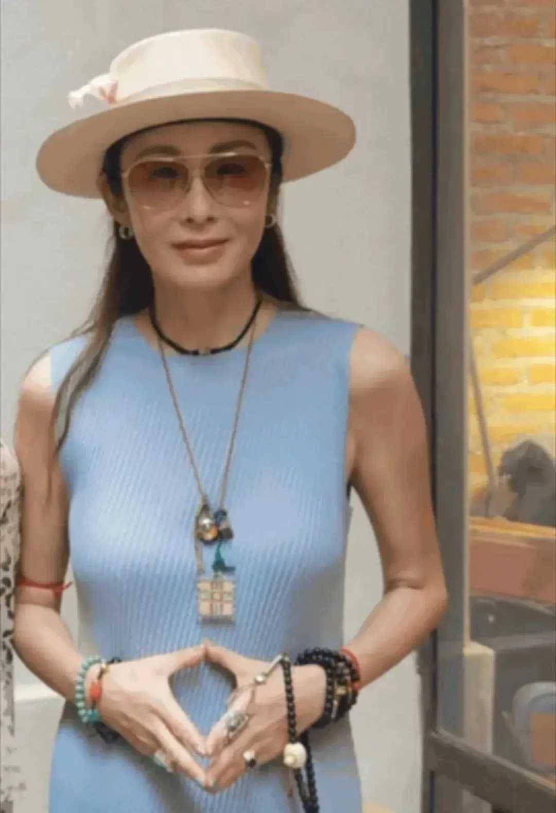 原创56岁张敏近照曝光暴瘦至70斤引担忧