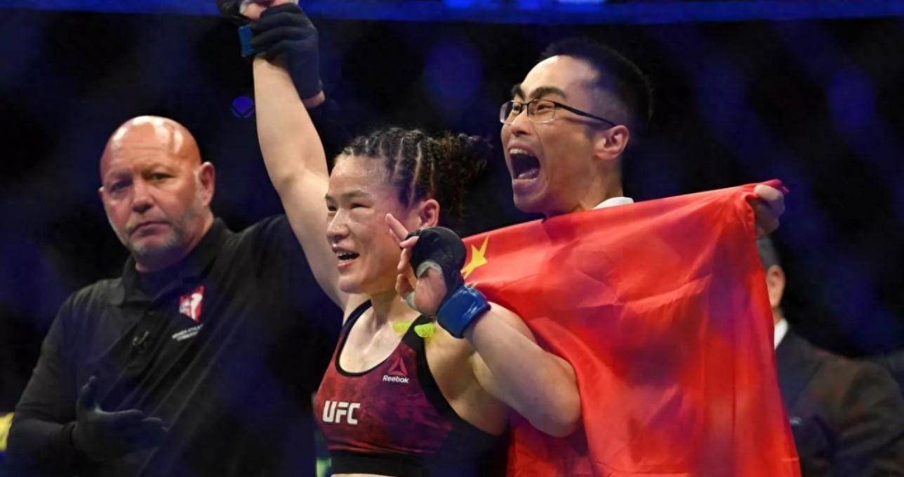 原创张伟丽卫冕女子草量级冠军巧妙运用战术严小南没有输