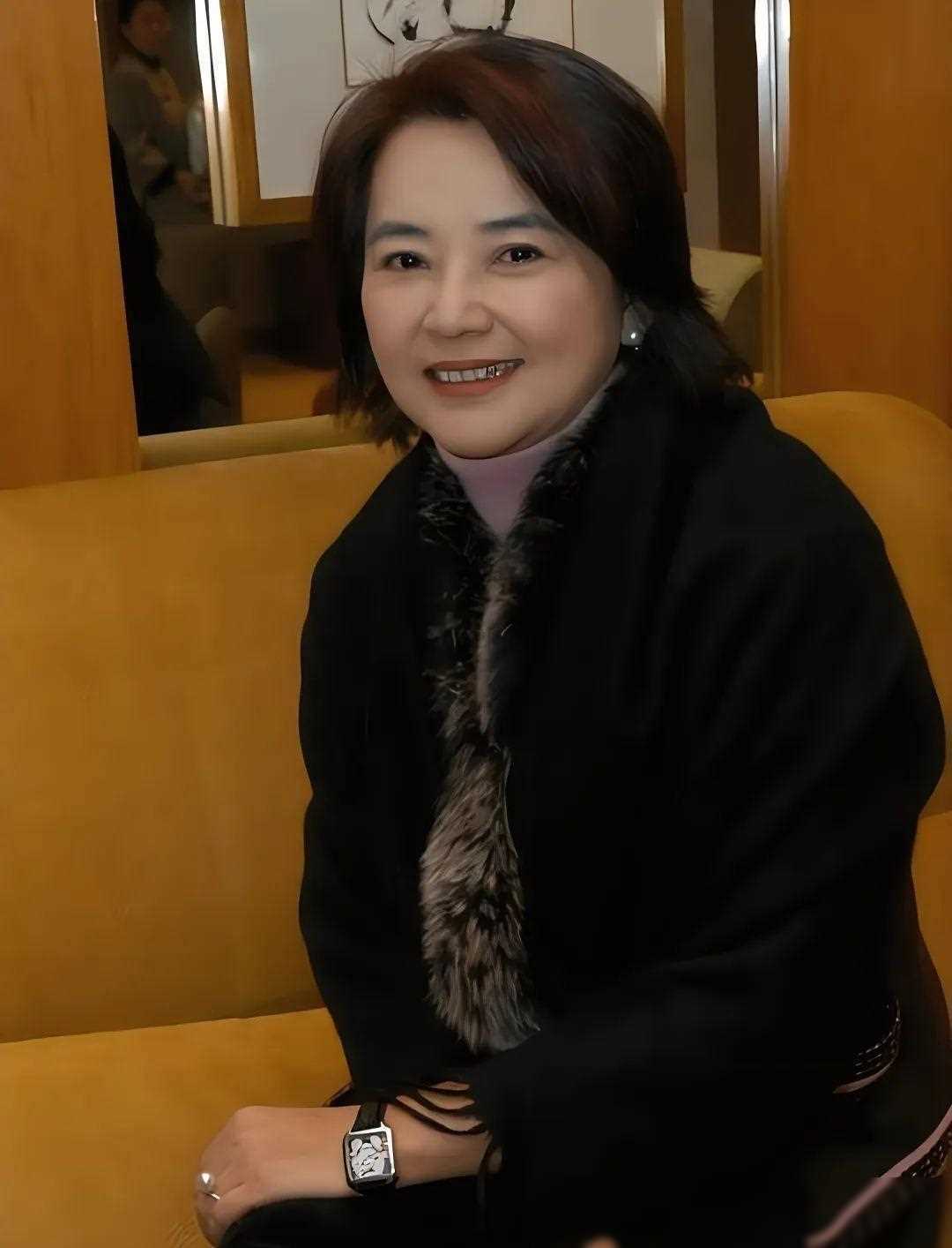 她是金马影后,嫁入香港高官家庭,如今优雅迷人逾越岁月