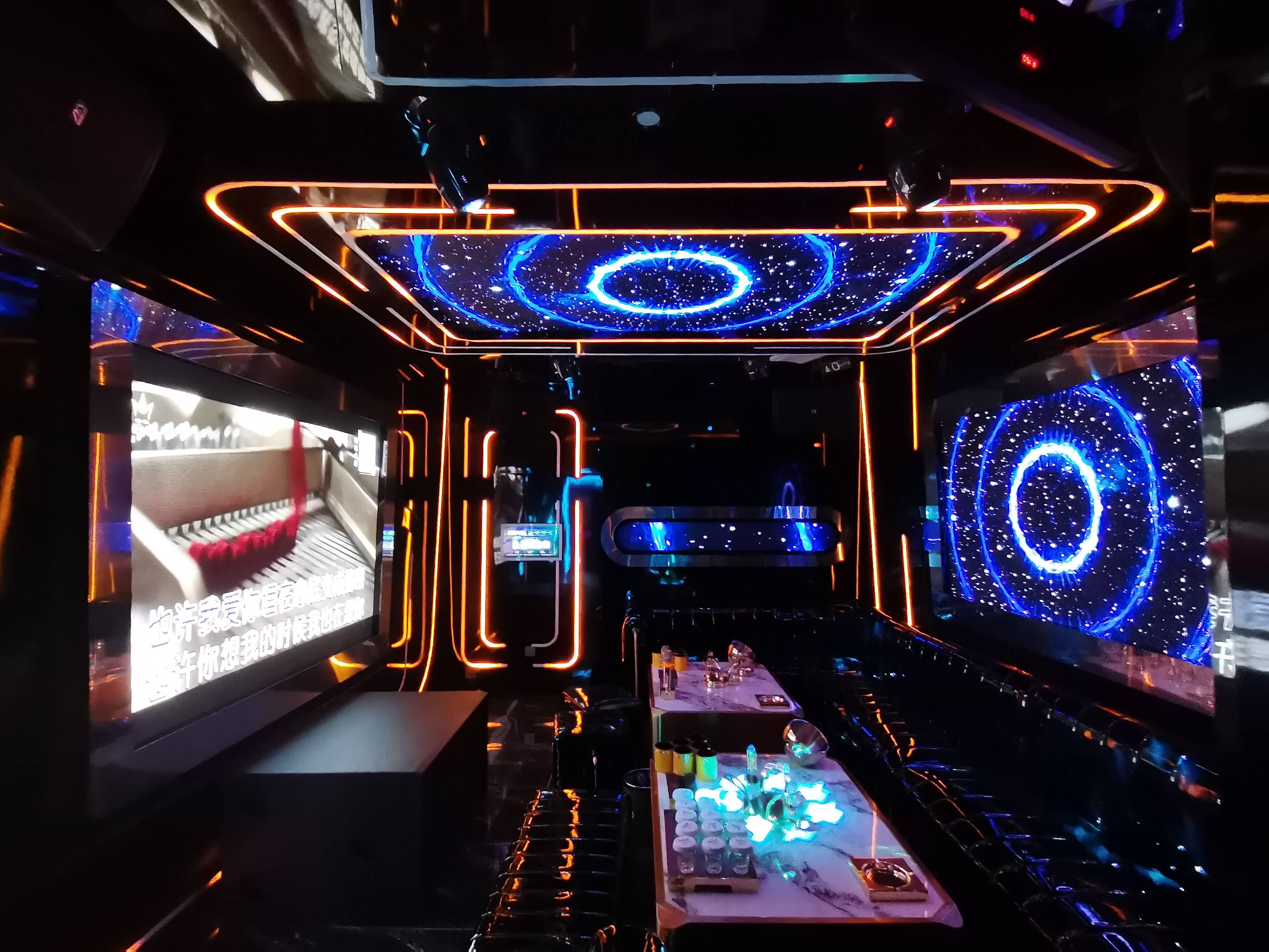 巨嗨屏通过大屏幕革新体验驱动酒吧ktv营销策略升级
