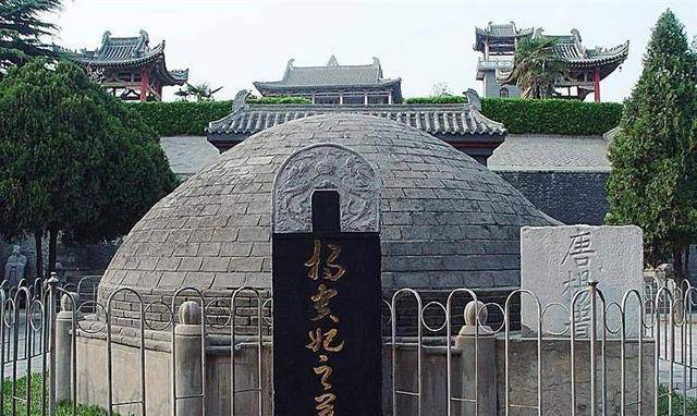 原创因一传说人们过杨贵妃墓总带一把土离开贵妃墓只得用青砖包砌