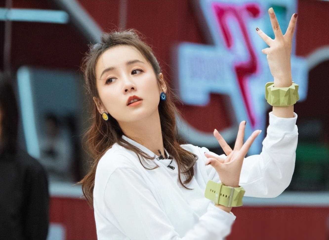 胡歌,唐嫣助她成名,众人皆想娶她,如今40岁风采依旧_吕一_舞蹈_事业