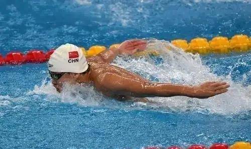 孙佳俊还有小虎牙哦,笑起来很迷人哦!