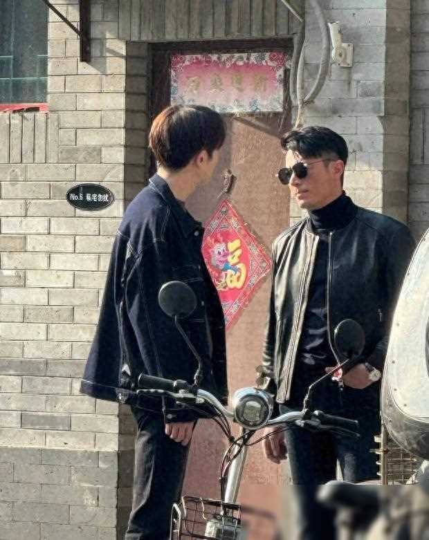 不久前,还有网友曝出了在菜市场偶遇霍建华和张雪迎拍戏的照片.