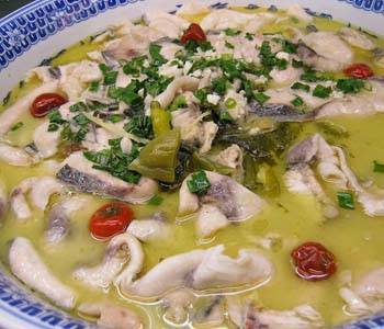 3)锅内留油,放入泡红辣椒,姜,葱花,再掺入肉汤,将鱼放入汤内.