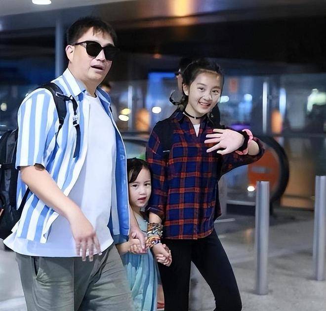 曝黄磊一家公务舱耍大牌不让路还架子大黄多多说话阴阳被吐槽