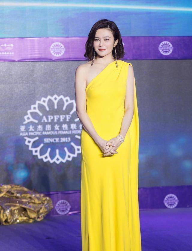 关之琳太瘦了,无法辨认!身着红长裙很迷人,57岁很真实