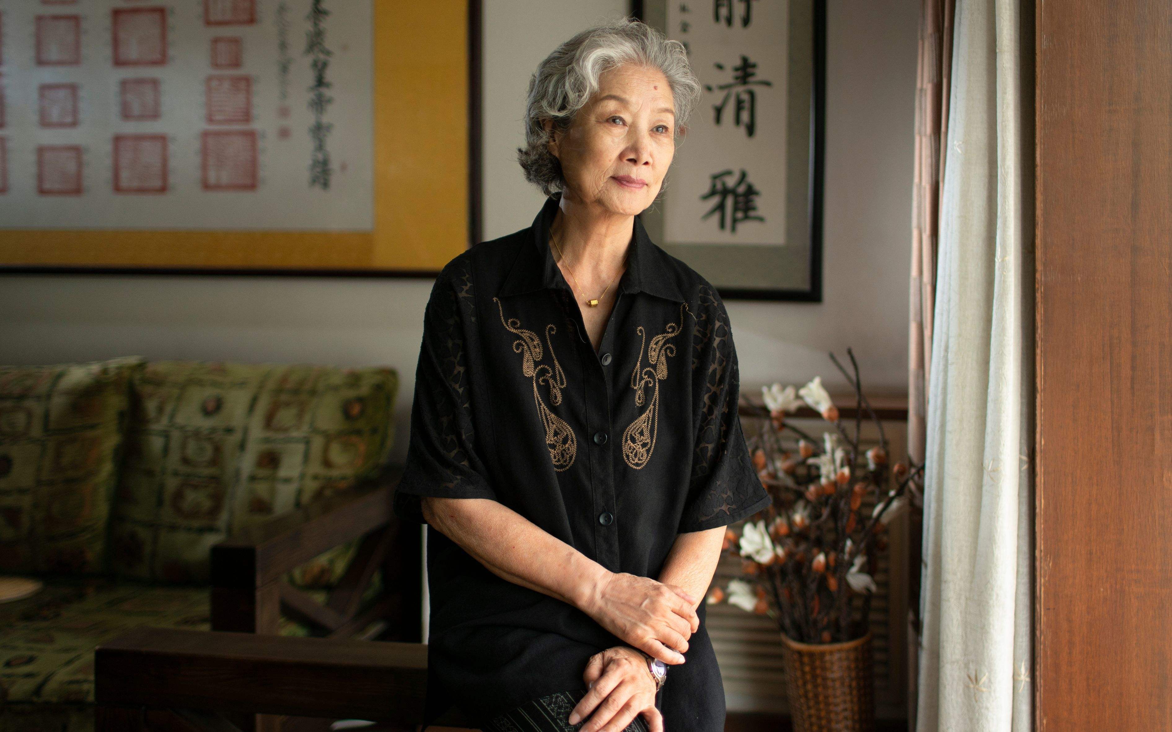 她出身出身的演员,毕业后却无戏可演,她是最美女配角