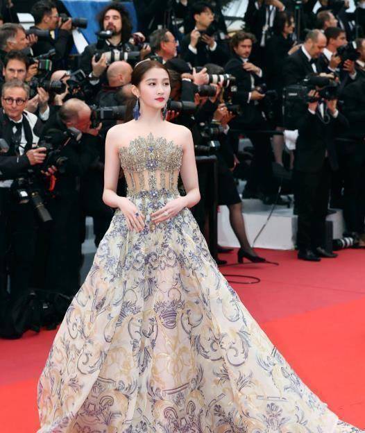 原创关晓彤被评为戛纳最佳红毯造型第二名仅次于郑秀妍