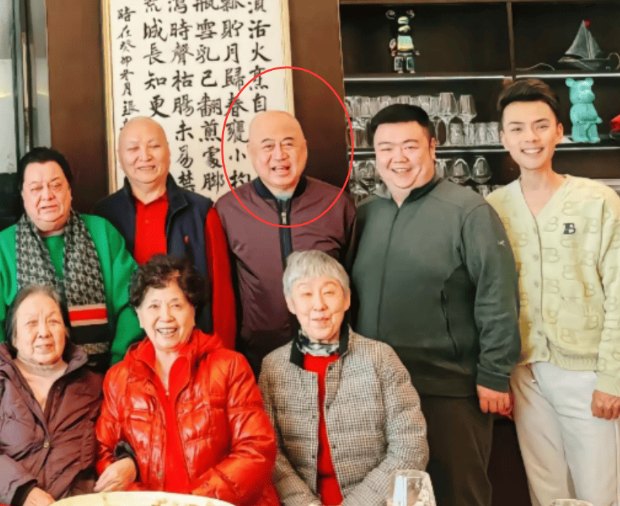 于谦师父站后排惹争议,两位德云社恩人罕同框_石富宽_赵炎_关系