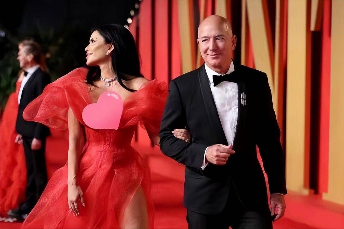 贝索斯的未婚妻闪耀科切拉穿及臀亮片裙放得开54岁身材超火辣