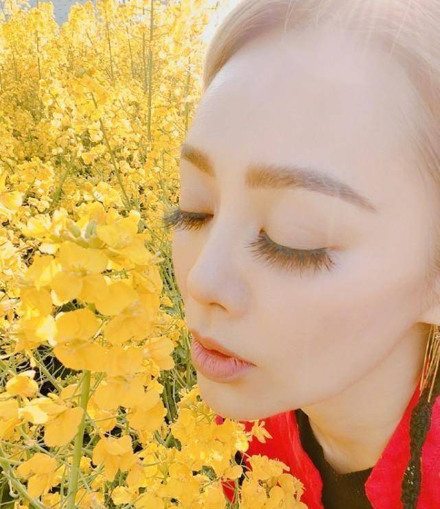 原创宁静不受身份影响去郊游油菜花里绽放魅力少女姿态容貌迷人